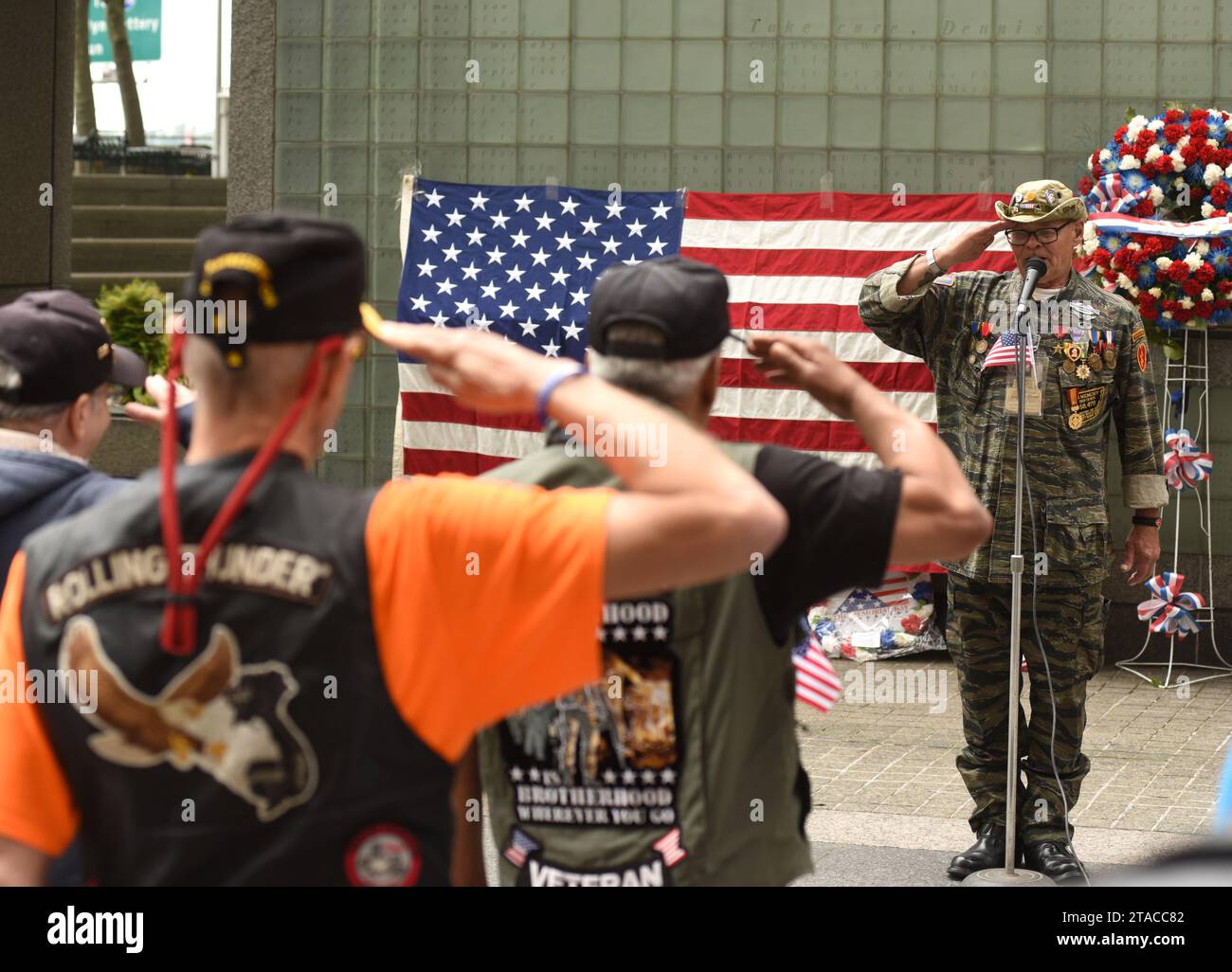 New York, USA - 28. Mai 2018: Vietnam Veterans grüßt während des Treffens am Memory Day am New York Vietnam Veterans Memorial. Stockfoto