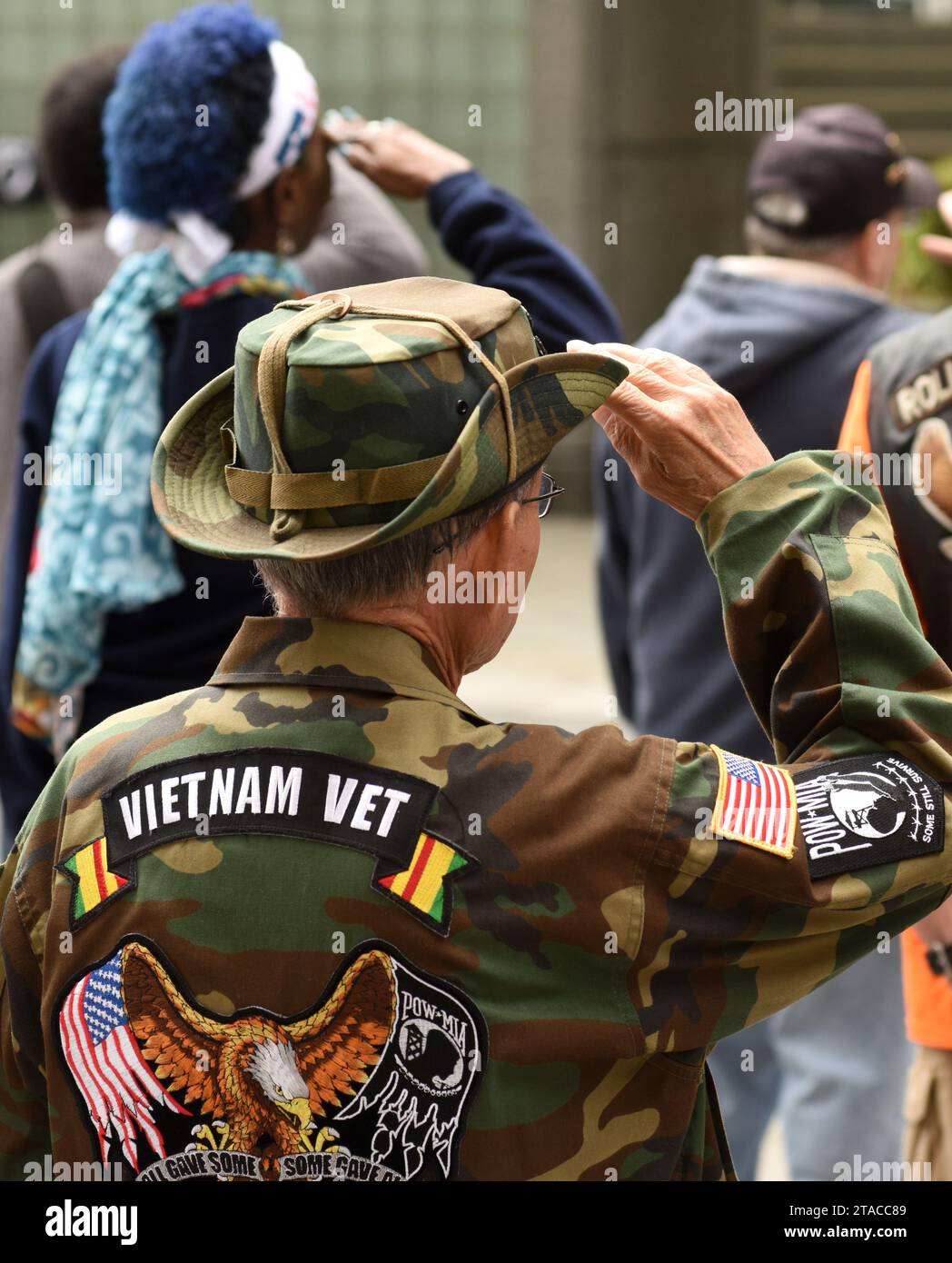 New York, USA - 28. Mai 2018: Vietnam Veterans grüßt während des Treffens am Memory Day am New York Vietnam Veterans Memorial. Stockfoto