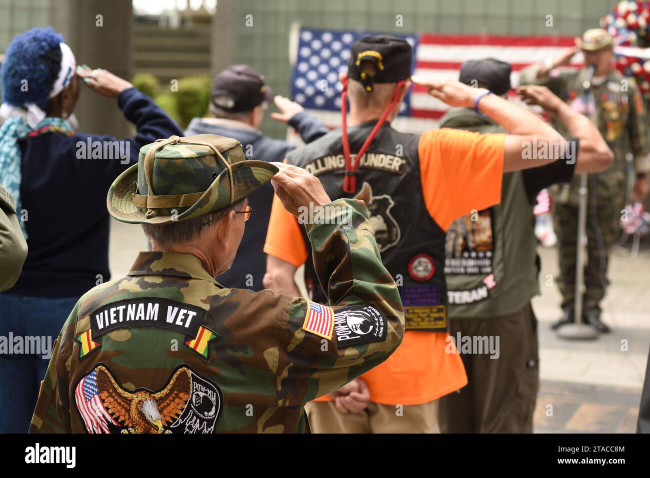 New York, USA - 28. Mai 2018: Vietnam Veterans grüßt während des Treffens am Memory Day am New York Vietnam Veterans Memorial. Stockfoto