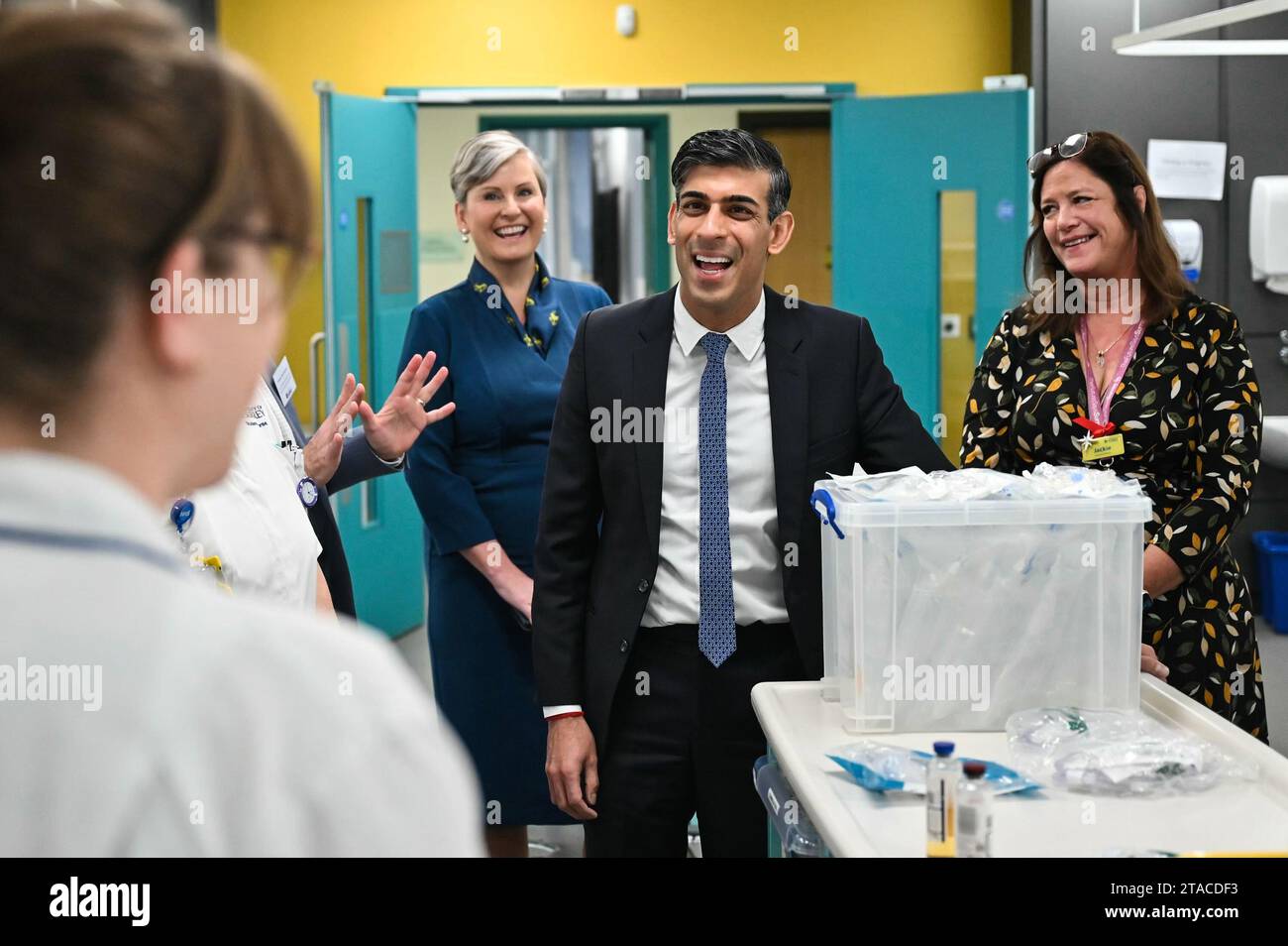 Premierminister Rishi Sunak trifft Lehrer und Schwesternauszubildende während eines Besuchs in einem medizinischen Ausbildungszentrum an der University of Surrey in Guildford, Surrey. Bilddatum: Donnerstag, 30. November 2023. Stockfoto