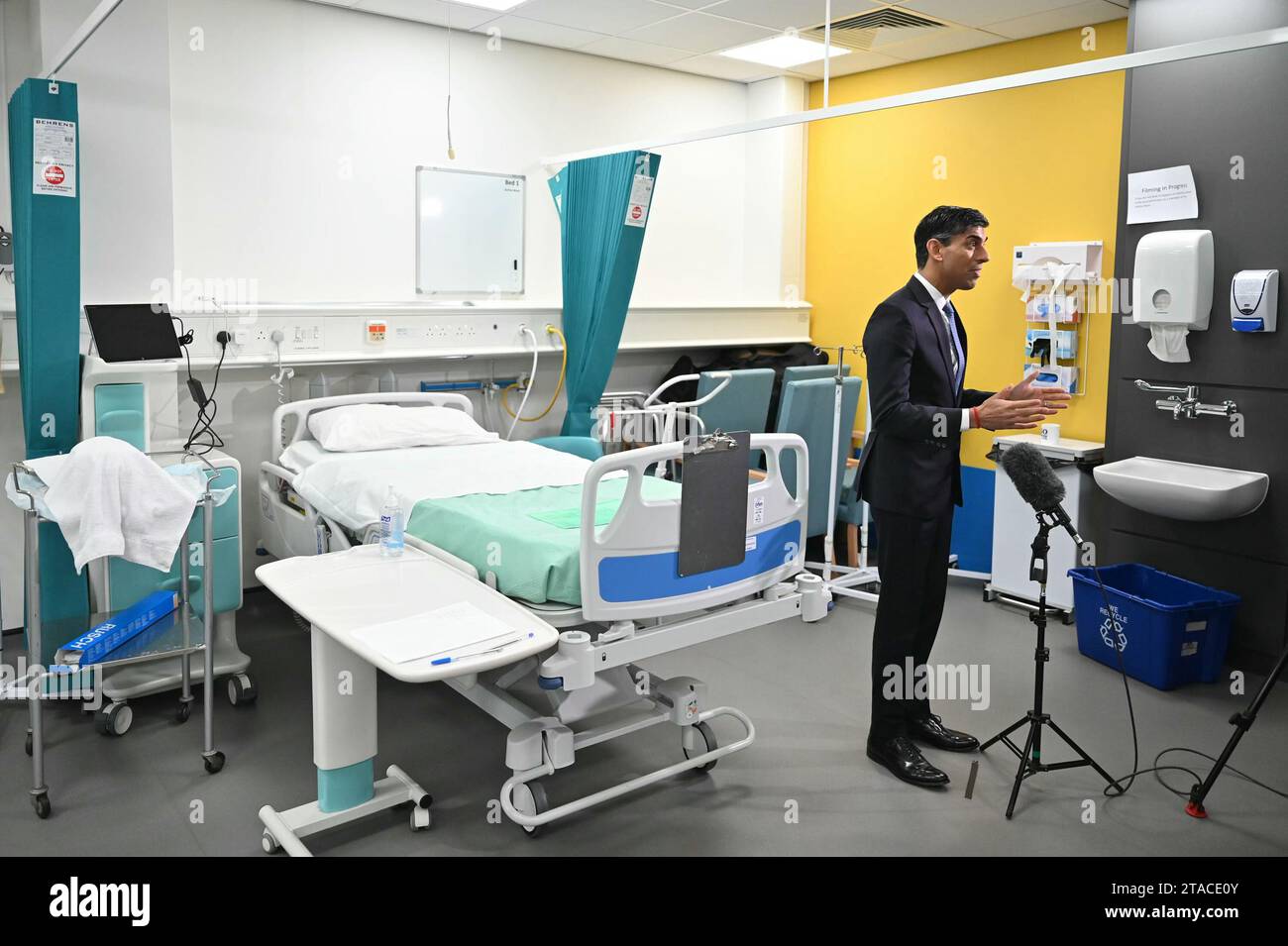 Premierminister Rishi Sunak spricht während eines Besuchs in einem medizinischen Ausbildungszentrum an der University of Surrey in Guildford, Surrey, mit den Medien. Bilddatum: Donnerstag, 30. November 2023. Stockfoto