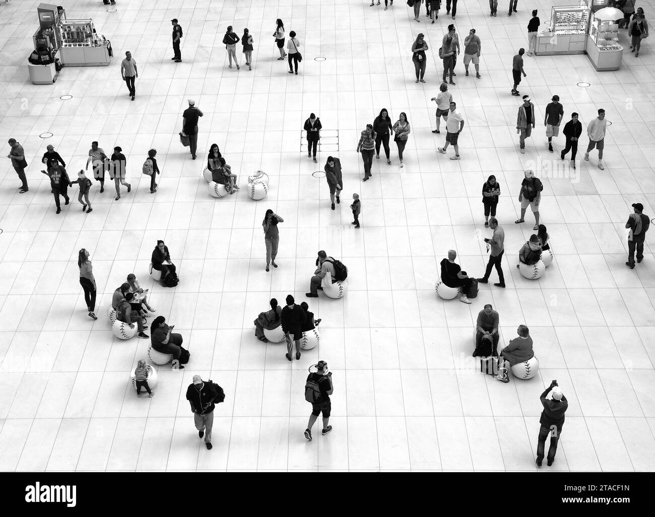 New York, USA - 10. Juni 2018: Menschen im Westfield World Trade Center in New York City. Stockfoto