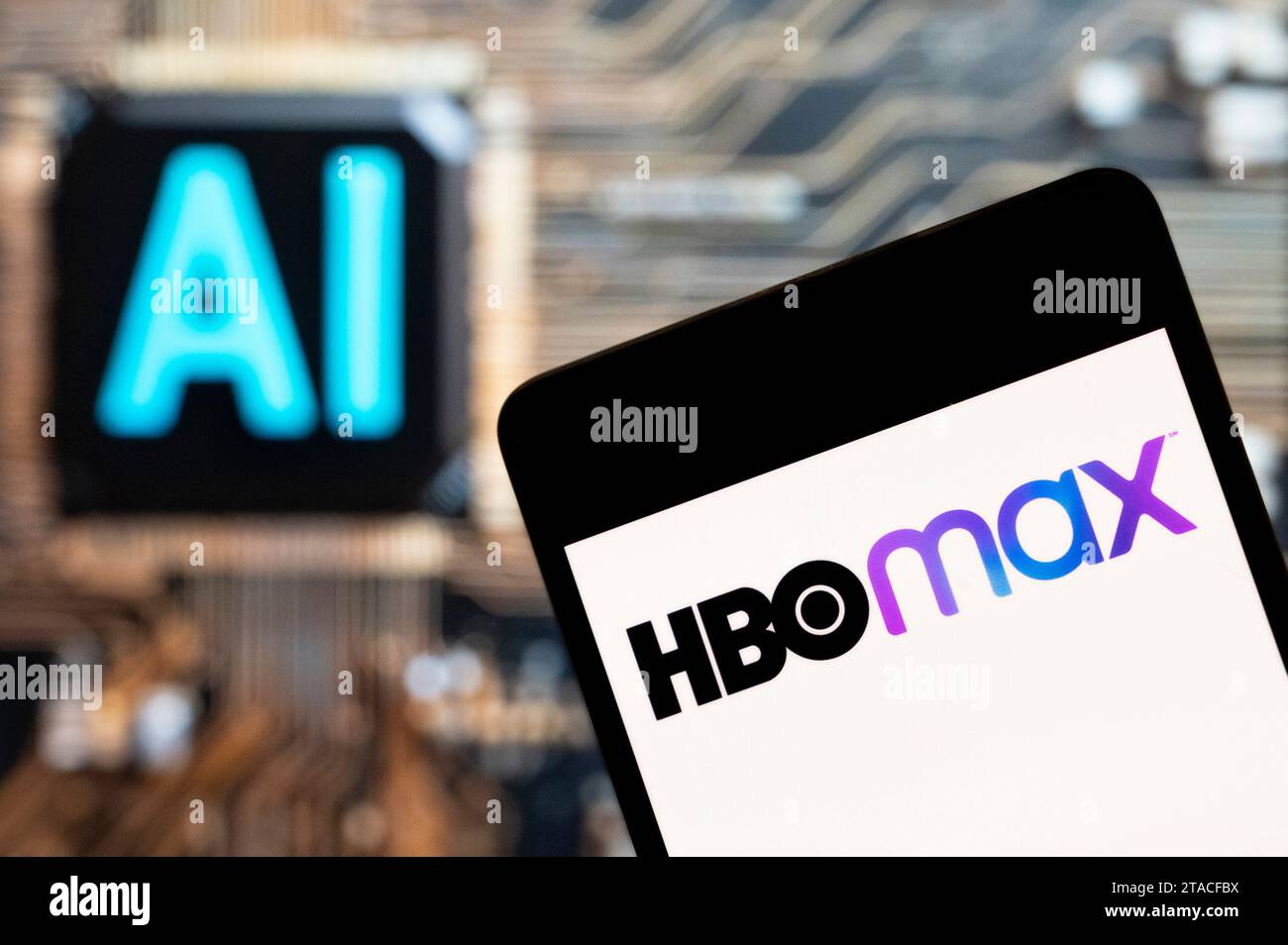 In dieser Fotoabbildung wird das US-amerikanische On-Demand-Video-On-Demand-Streaming-Service-Unternehmen HBO Max auf einem Smartphone mit einem KI-Chip und einem Symbol im Hintergrund angezeigt. (Foto von Budrul Chukrut / SOPA Images/SIPA USA) *** ausschließlich für redaktionelle Nachrichtenzwecke *** Stockfoto