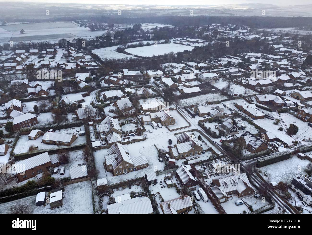 Schnee in Swarland, Northumberland. Verkehrsteilnehmer werden vor vereisten Bedingungen gewarnt, da das Met Office bei sinkenden Temperaturen Schnee- und eisgelbe Warnungen für große Gebiete Schottlands, Englands und Nordirlands ausgab. Der nationale Wetterdienst hat auf die Wahrscheinlichkeit hingewiesen, dass Menschen in einer der ersten Eiszeiten des Winters Ausrutschen und Sturzverletzungen erleiden. Bilddatum: Donnerstag, 30. November 2023. Stockfoto