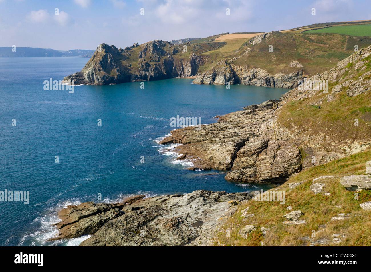 Gammon Head und die nahe gelegene Küste an einem sonnigen Nachmittag in der Nähe von Prawle Point, South Hams, Devon, England. Herbst (September) 2021. Stockfoto