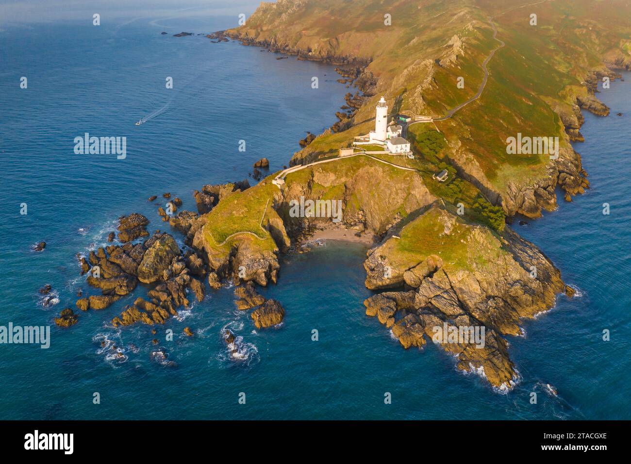 Aus der Vogelperspektive auf Startpunkt und Leuchtturm, South Hams, Devon, England. Herbst (September) 2021. Stockfoto