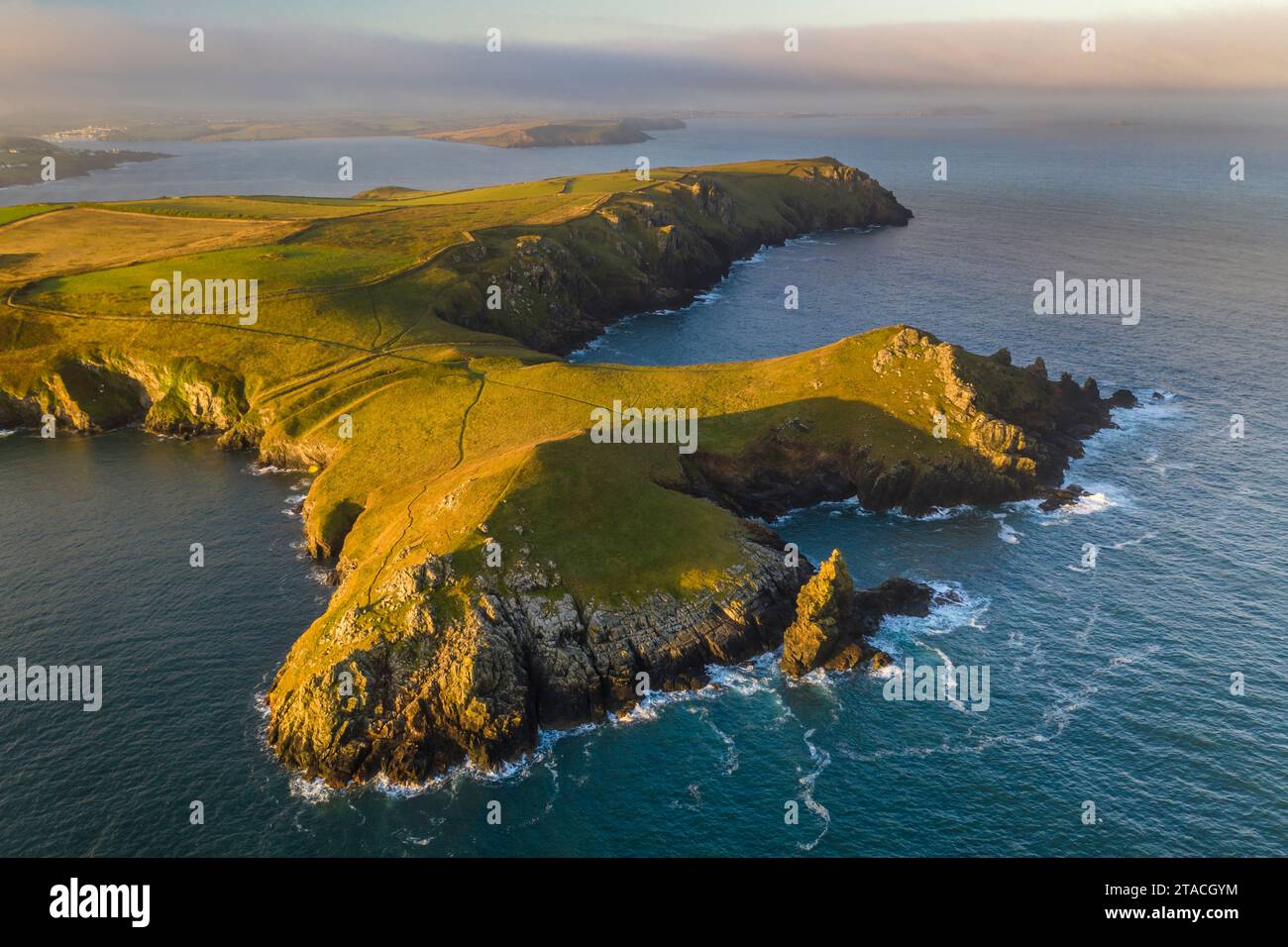 Aus der Vogelperspektive auf die Klippen und die Küste in der Nähe von Pentire Point, North Cornwall, England. Herbst (September) 2021. Stockfoto