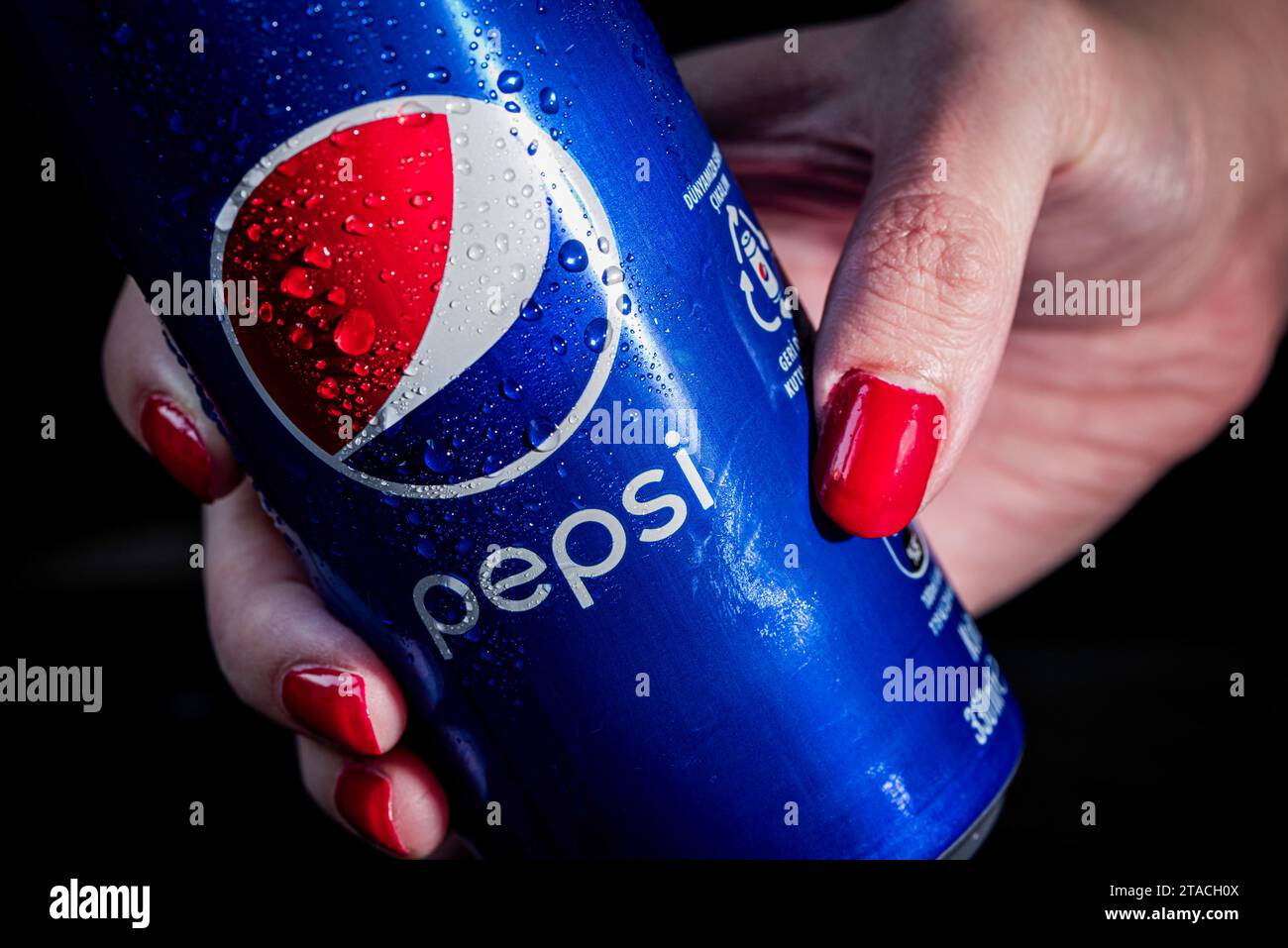 Eine Frau hält die Pepsi-Dose auf schwarzem Hintergrund, Details, Nahaufnahme, Editorial 11.24.2023 Stockfoto