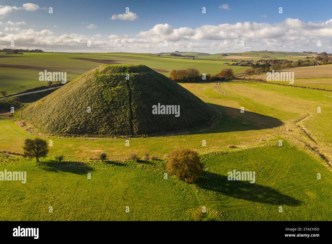 Blick aus der Vogelperspektive auf Silbury Hill, einen prähistorischen künstlichen Hügel in Wiltshire, England. Herbst (November) 2021. Stockfoto