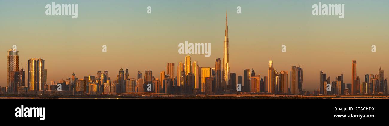 Panorama der Skyline des Finanzviertels von Dubai, mit Burj Khalifa, die mit der ersten Morgensonne beleuchtet wird, VAE, Naher Osten. Stockfoto