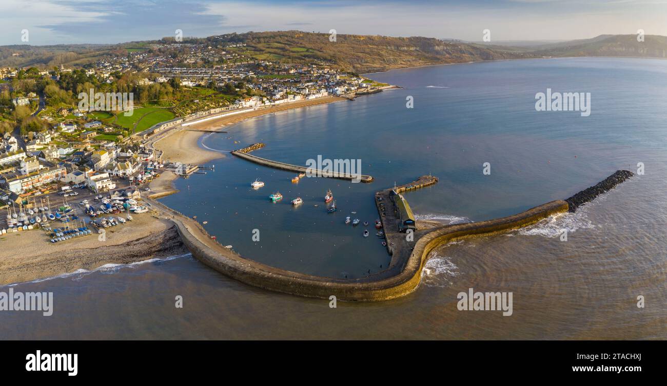 Aus der Vogelperspektive auf Lyme Regis und die Hafenmauer von Cobb, Lyme Regis, Dorset, England. Winter (Februar) 2022. Stockfoto