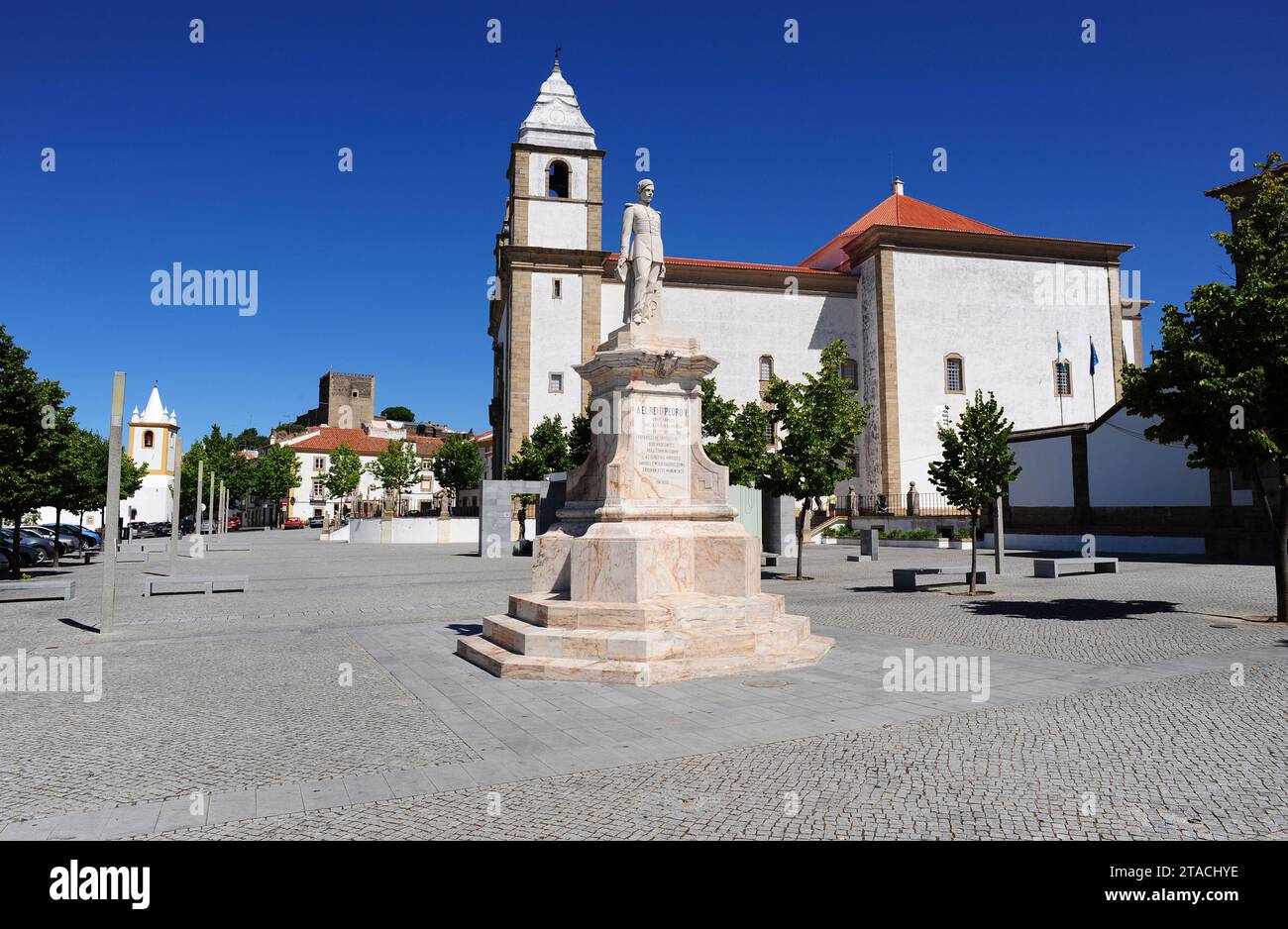 Castelo de Vide, Statue von König Pedro V., Kirche Nossa Senhora da Devesa und Schloss. Portalegre, Alentejo, Portugal. Stockfoto