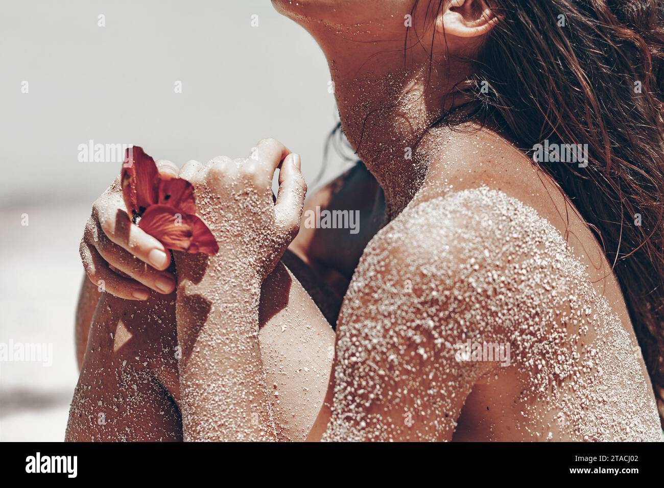 Hübsche junge, schlanke Frau mit gebräunter Haut, Nahporträt. Körperpflegekonzept Stockfoto