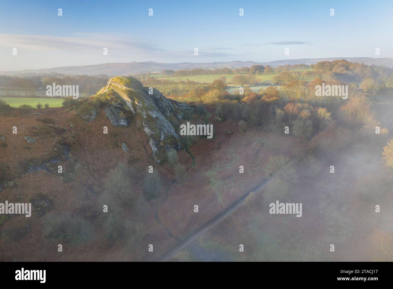 Aus der Vogelperspektive auf Blackingstone Rock an einem nebeligen Wintermorgen, Dartmoor National Park, Devon, England. Winter (März) 2022. Stockfoto