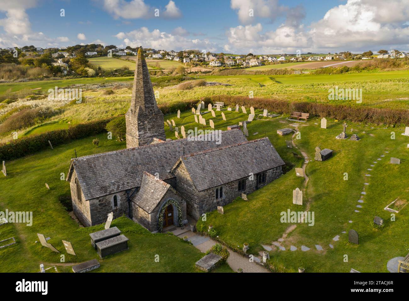 Aus der Vogelperspektive der St. Enodoc Kirche im Dorf Trebetherick, Cornwall, England. Frühjahr (April) 2022. Stockfoto