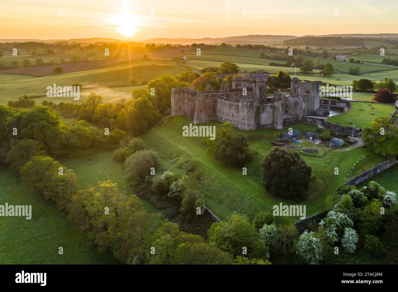Sonnenaufgang über Raglan Castle im County Monmouthshire, Wales, Großbritannien. Frühjahr (Mai) 2022. Stockfoto