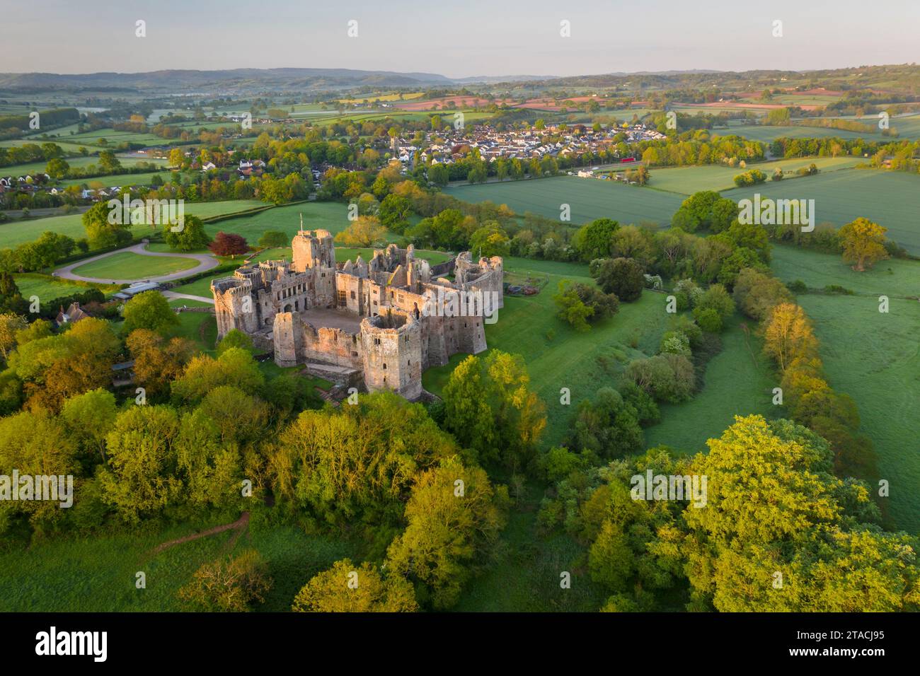 Aus der Vogelperspektive der beeindruckenden mittelalterlichen Ruinen von Raglan Castle, Monmouthshire, Wales. Frühjahr (Mai) 2022. Stockfoto