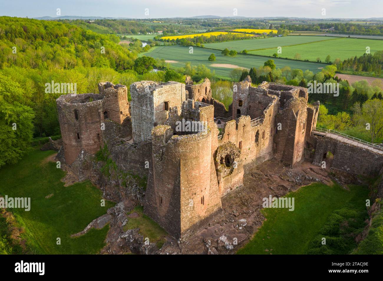 Aus der Vogelperspektive von Goodrich Castle in der Nähe von Ross auf Wye, Herefordshire, England. Frühjahr (Mai) 2022. Stockfoto