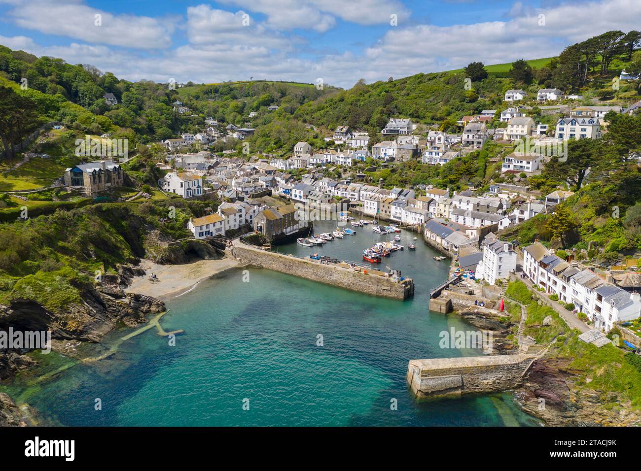 Aus der Vogelperspektive auf das malerische Fischerdorf Polperro, Cornwall, England. Frühjahr (Mai) 2022. Stockfoto