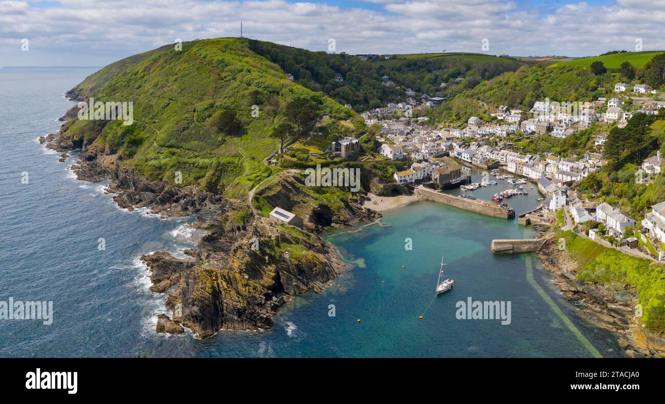 Aus der Vogelperspektive auf das malerische Fischerdorf Polperro, Cornwall, England. Frühjahr (Mai) 2022. Stockfoto