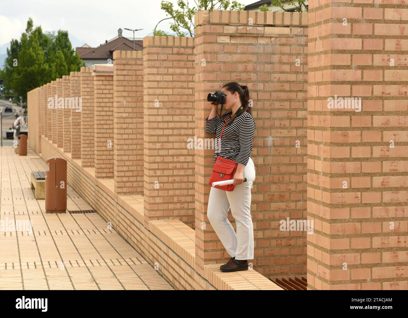 Vaduz, Liechtenstein - 02. Juni 2017: Frau macht Bilder vom parlamentsgebäude in Vaduz, Liechtenstein. Stockfoto