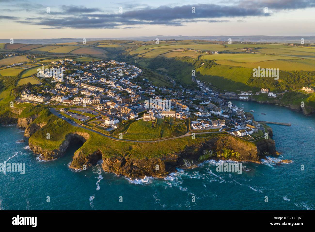 Luftaufnahme von Port Isaac bei Sonnenaufgang, Cornwall, England. Frühjahr (Juni) 2022. Stockfoto