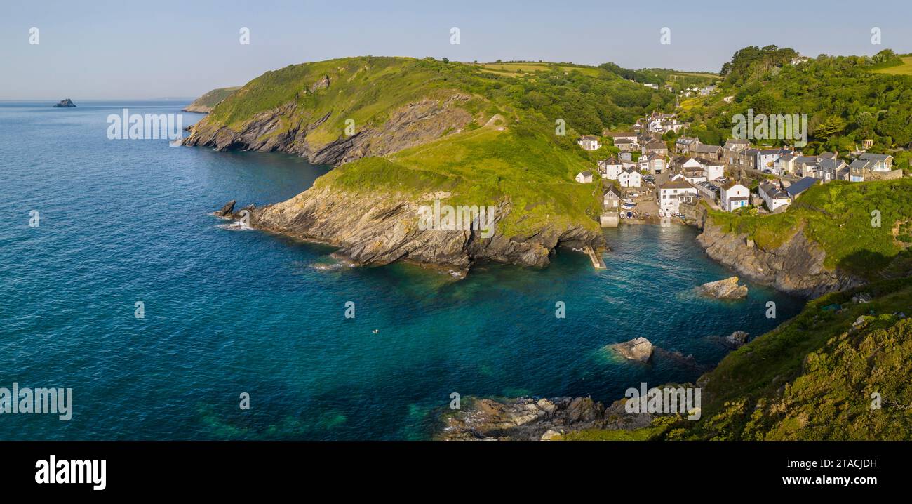 Hübsches Portloe, ein kleines Fischerdorf im Hafen Cornwalls an der Südküste von Cornwall, England. Frühjahr (Juni) 2022. Stockfoto