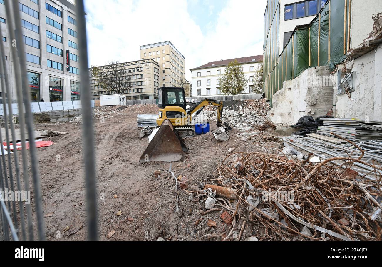 Stuttgart, Deutschland. November 2023 30. Ein kleiner Bagger steht auf einer Baustelle der Signa Group an der Ecke Königstraße und Schulstraße im Stadtzentrum. Nach der Insolvenz der Signa Holding GmbH des österreichischen Immobilienunternehmers Benko will eine Tochtergesellschaft ihre Beteiligungen an Investoren verkaufen. Quelle: Bernd Weißbrod/dpa/Alamy Live News Stockfoto