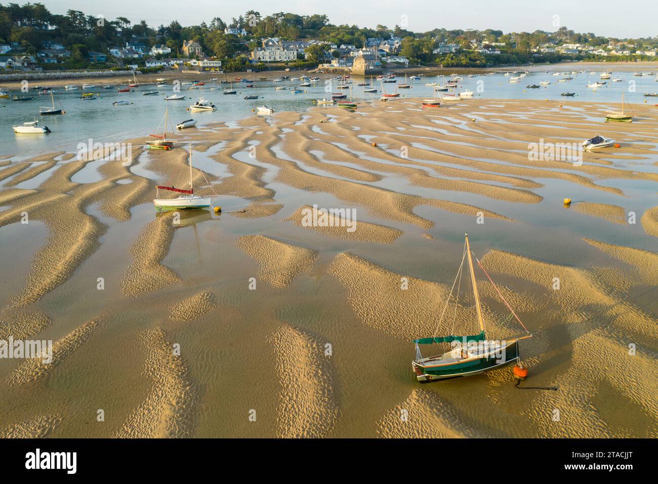 Luftbild von Booten, die auf Sandbänken in der Kamelmündung in der Nähe des Dorfes Rock, Cornwall, England, gestrandet sind. Sommer (August) 2022. Stockfoto
