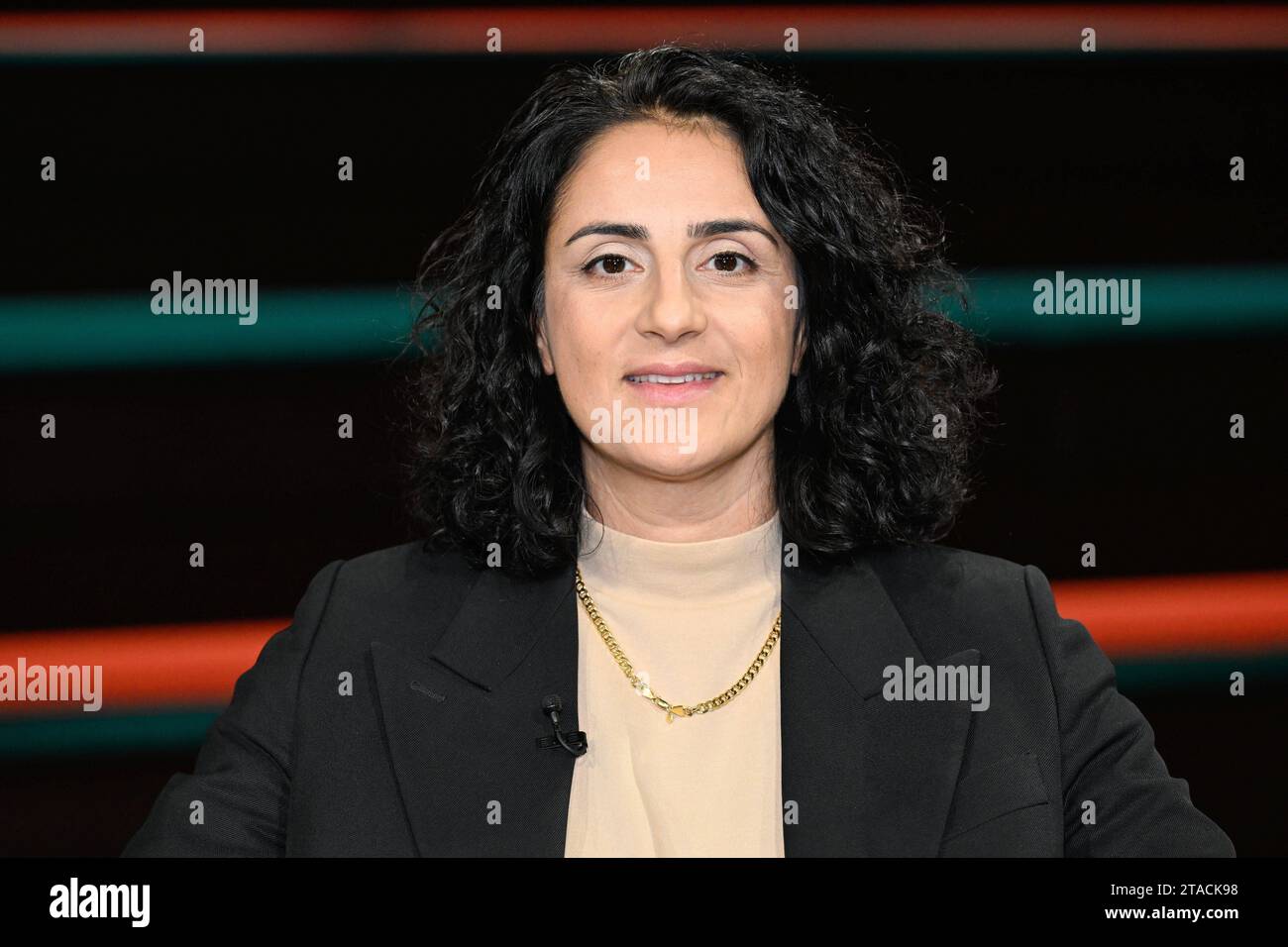 Junger Männlicher Mann Junge Fußball Fußballspieler Kick Schießen Ball