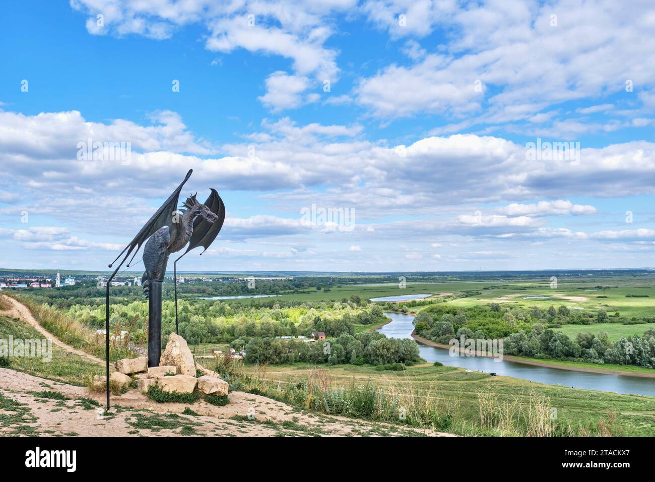 Jelabuga, Russland - 18. Juni 2023: DrachenOracle, Gataullin, 2016. Schlangenprädiktor, Charakter lokaler Legenden. Blick auf die Stadt und Stockfoto