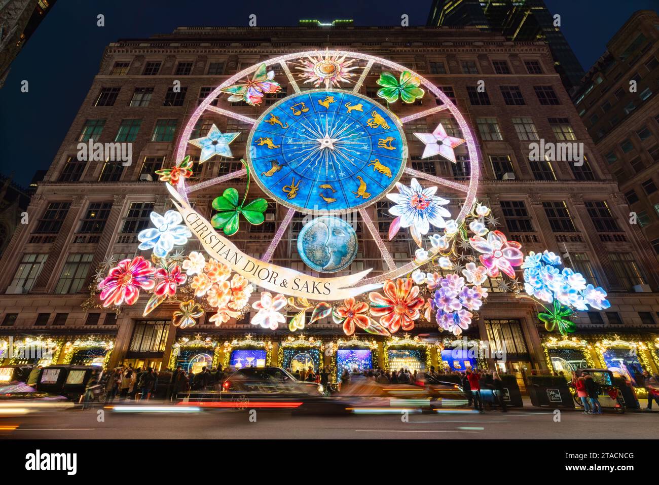Saks Fifth Avenue (Kaufhaus) mit weihnachtlicher Lichtershow und Weihnachtsfenstern. 5th Avenue, Midtown Manhattan, New York City Stockfoto