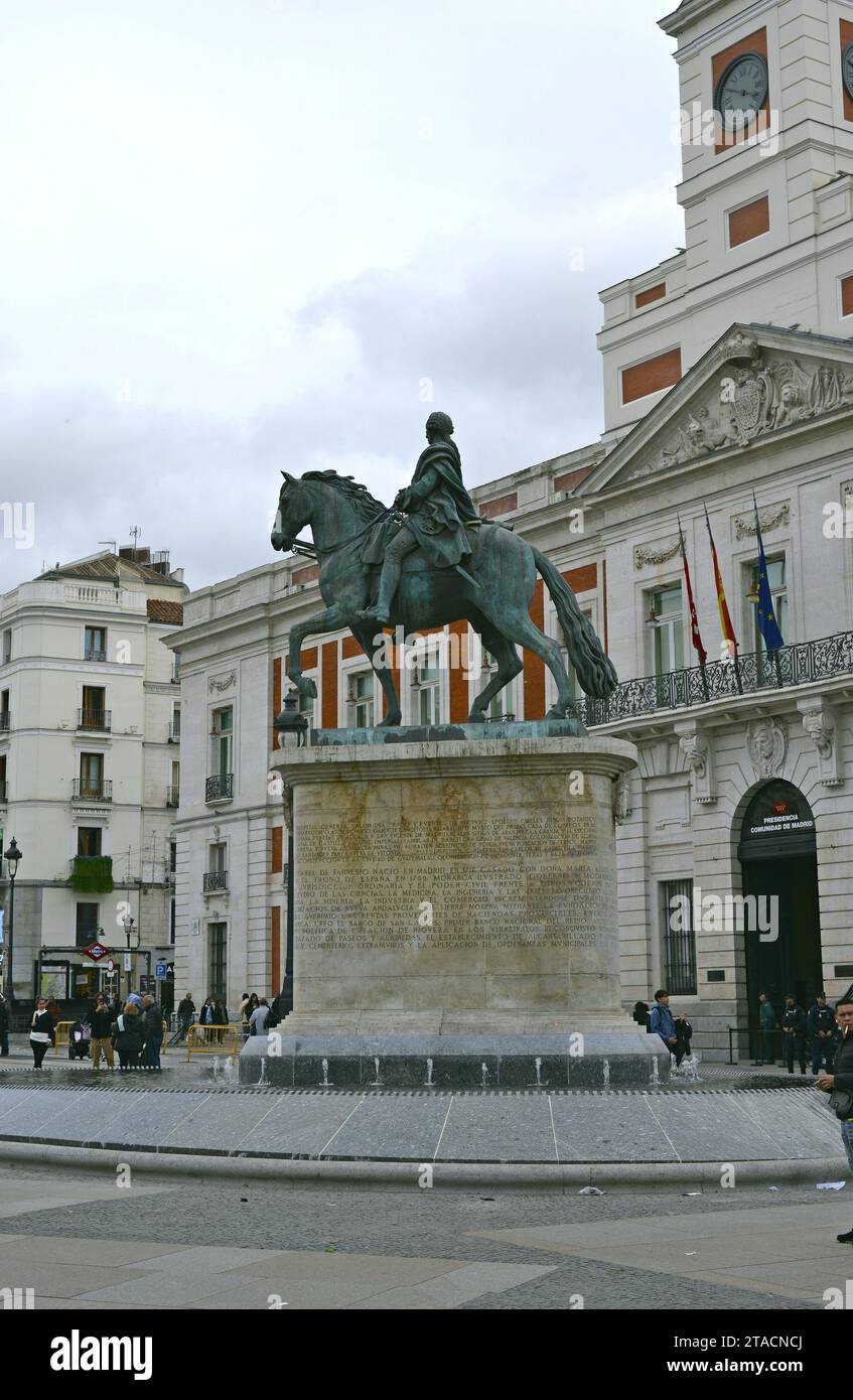 Die Reiterstatue von Karl III. Befindet sich in der Puerta del Sol in Madrid, Spanien Stockfoto