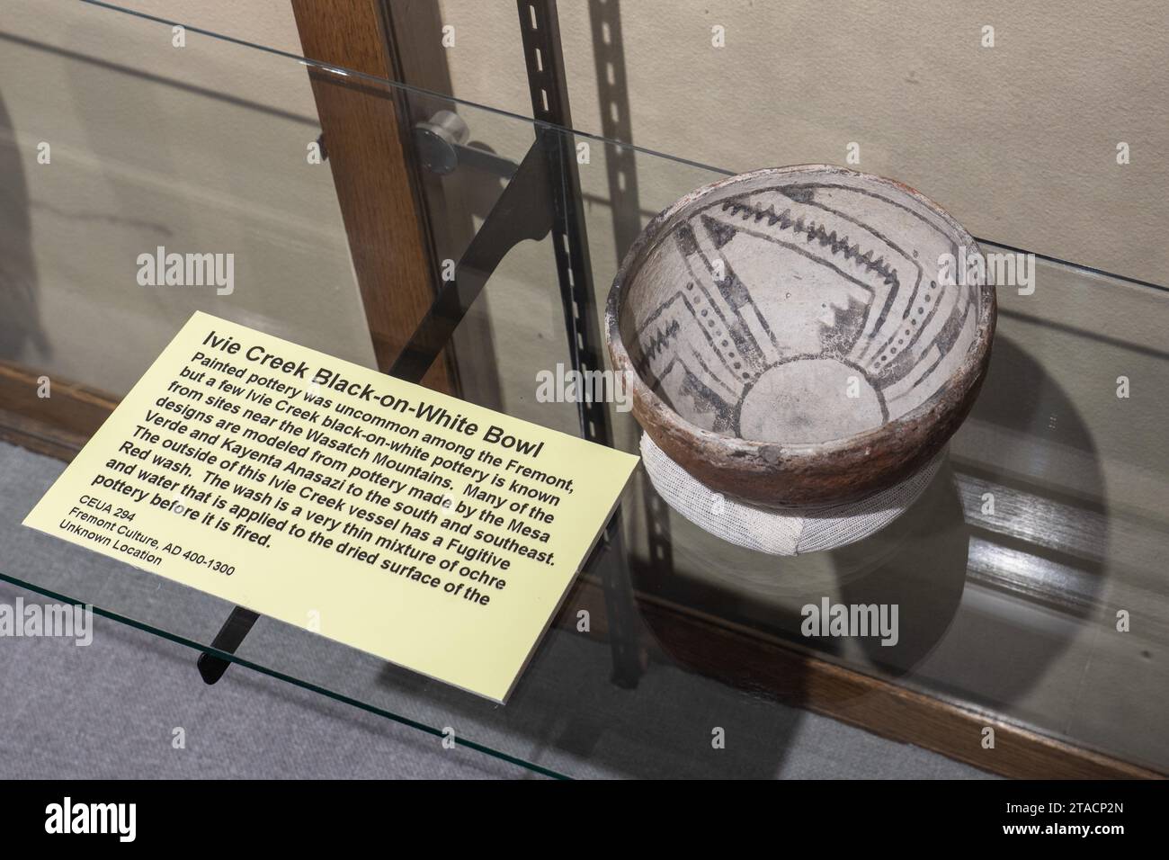 Eine schwarz-weiße Keramikschale in Fremont-Kultur des Ivie Creek im USU Eastern Prehistoric Museum in Price, Utah. Stockfoto