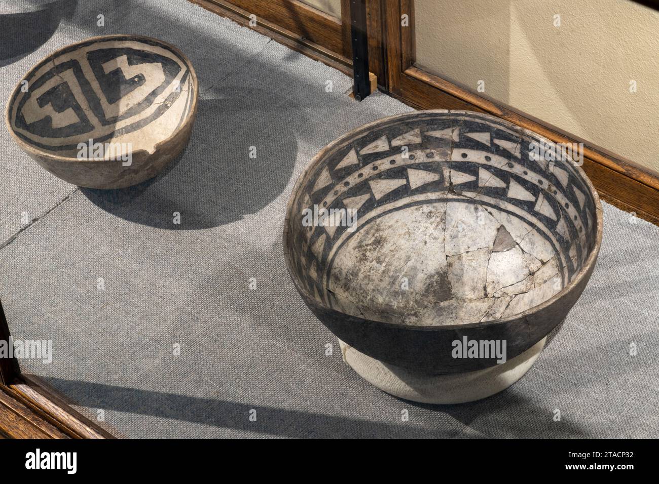 Schwarz-auf-weiß-Keramik der Ureinwohner vor hispanischen Amerikanern im USU Eastern Prehistoric Museum in Price, Utah. Stockfoto