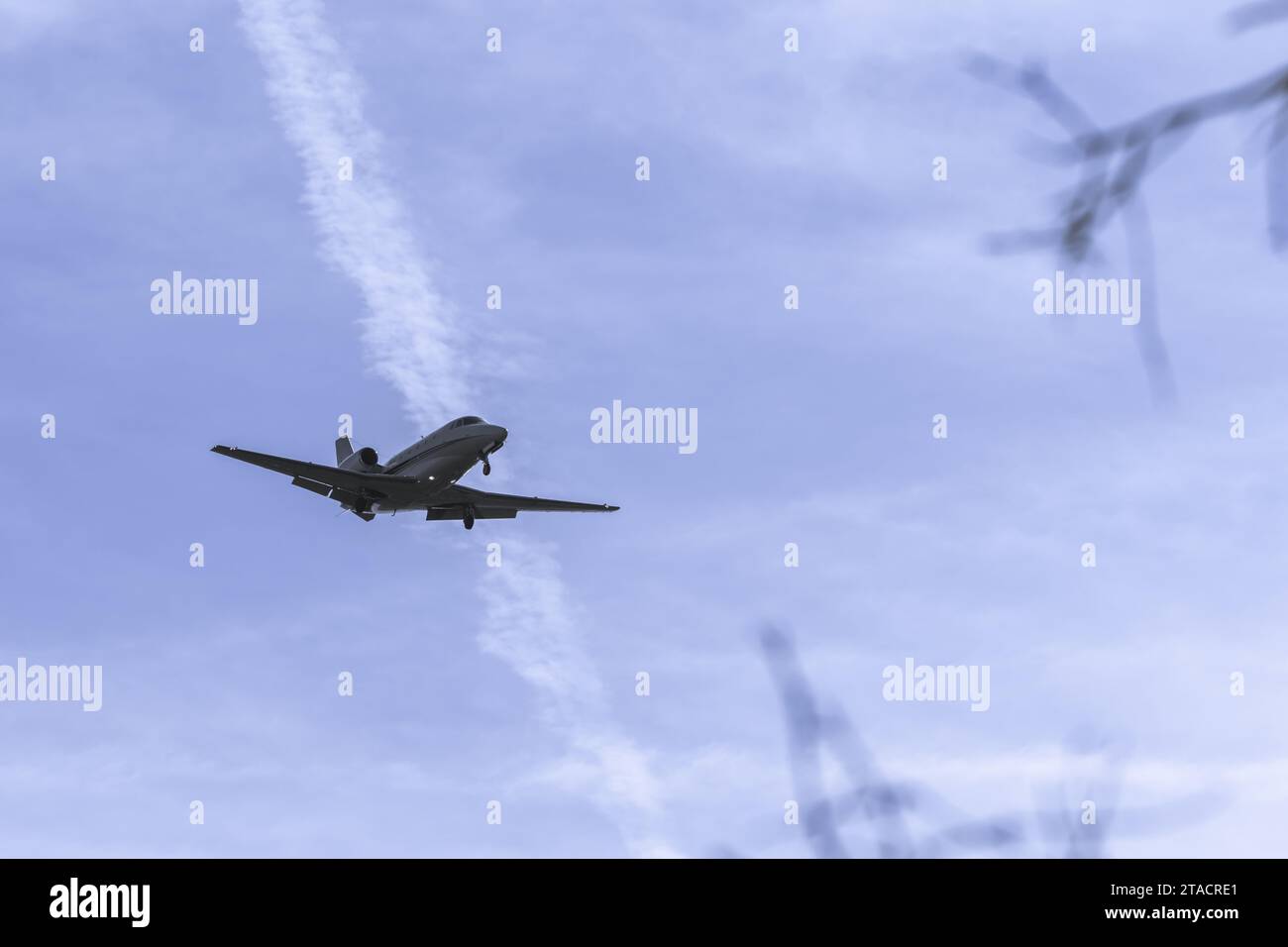 Ein kleiner Privatjet nähert sich der Start- und Landebahn Stockfoto