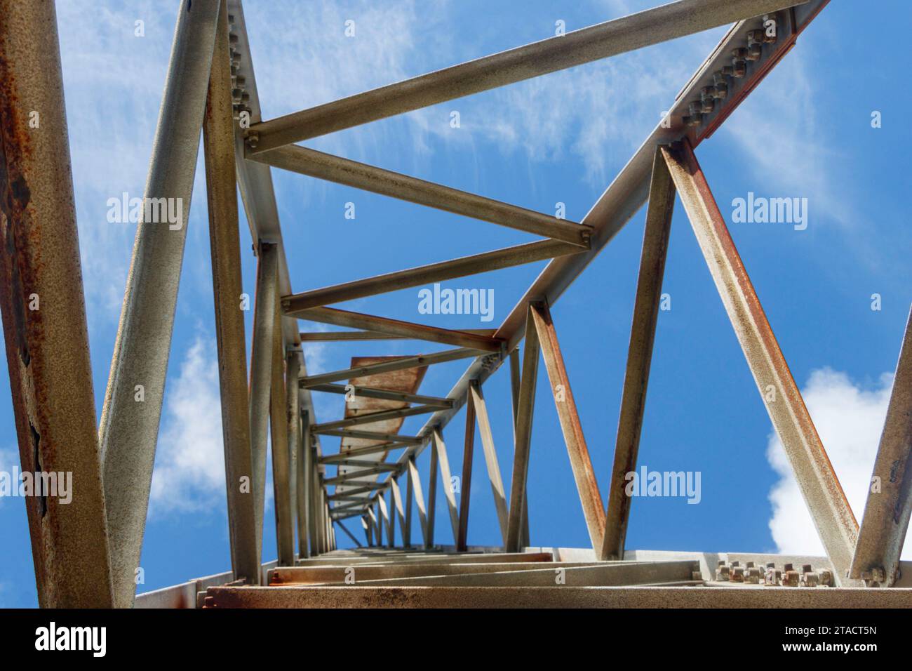 Blick nach oben über dem Pylon des Kommunikationsmastes an der Küste in devon Stockfoto