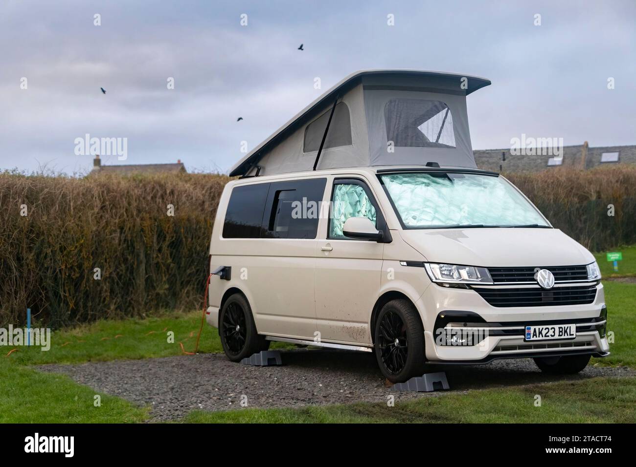 T6 T6.1 Volkswagen Wohnmobil in Ascot Grey mit hochklappbarem Dach auf dem Campingplatz Northumberland Stockfoto
