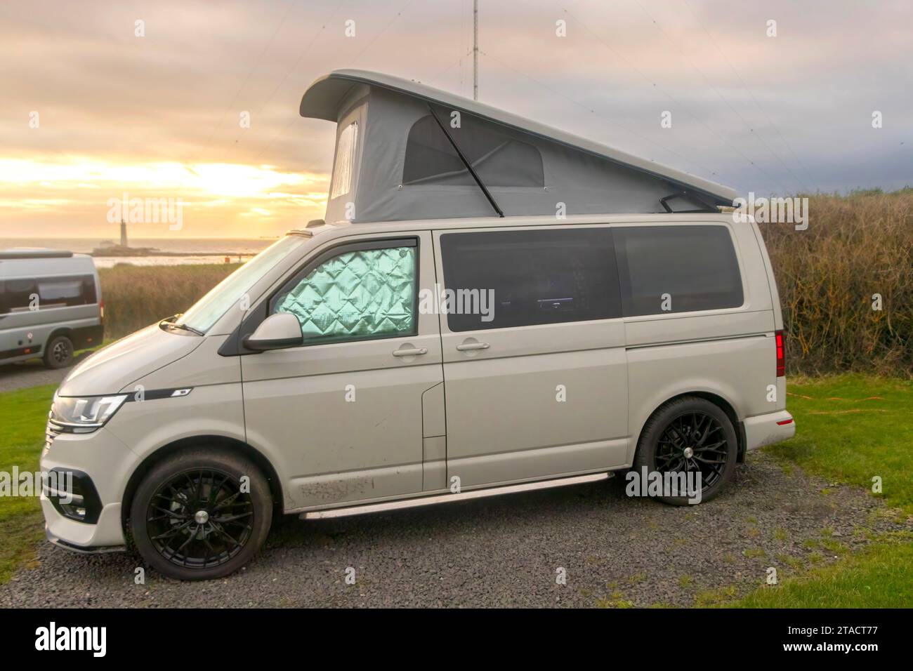 T6 T6.1 Volkswagen Wohnmobil in Ascot Grey mit hochklappbarem Dach auf dem Campingplatz Northumberland Stockfoto