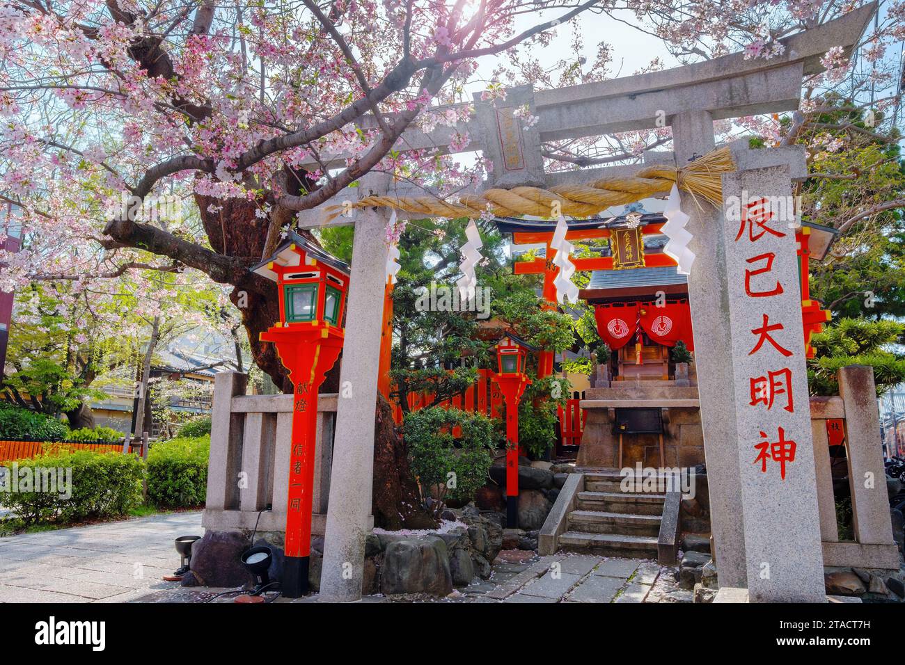 Kyoto, Japan - 2. April 2023: Tatsumi Daimyojin-Schrein in der Nähe der Tatsumu-Bashi-Brücke im Stadtteil Gion Stockfoto