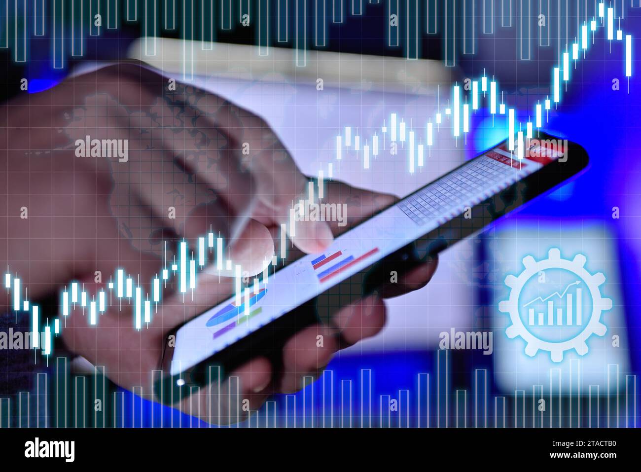 Geschäftsmann Hand mit Mobiltelefon mit Börsenbericht-Schnittstelle. Finanzierungskonzept und Handelskonzept. Nahaufnahme Stockfoto