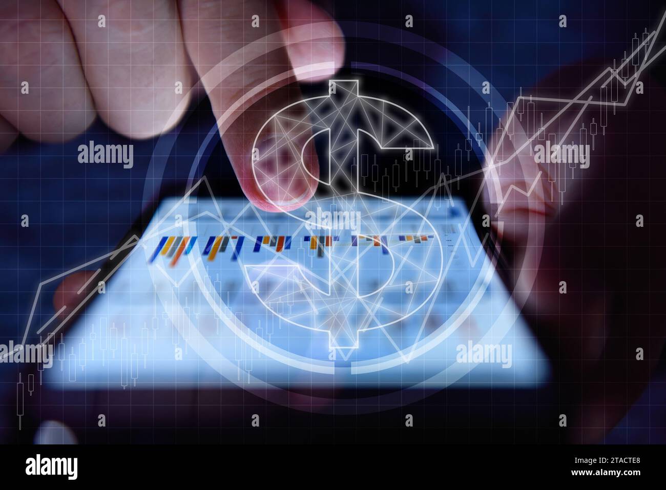 Geschäftsmann-Hände analysieren Jahresbericht auf Smartphone-Bildschirm mit Dollar-Hologramm. Finanz- und Handelskonzept. Nahaufnahme Stockfoto