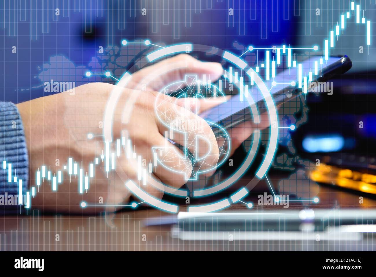 Händlerhände analysieren Jahresbericht auf Smartphone-Bildschirm mit Dollarhologramm. Finanz- und Geldkonzept. Nahaufnahme Stockfoto