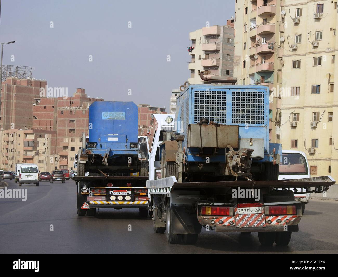 Gizeh, Ägypten, 5. Oktober 2023: Ein hydraulischer Tieflader, der Dieselgeneratoren bewegt, Dieselmotor mit einer elektrischen Gattung Stockfoto
