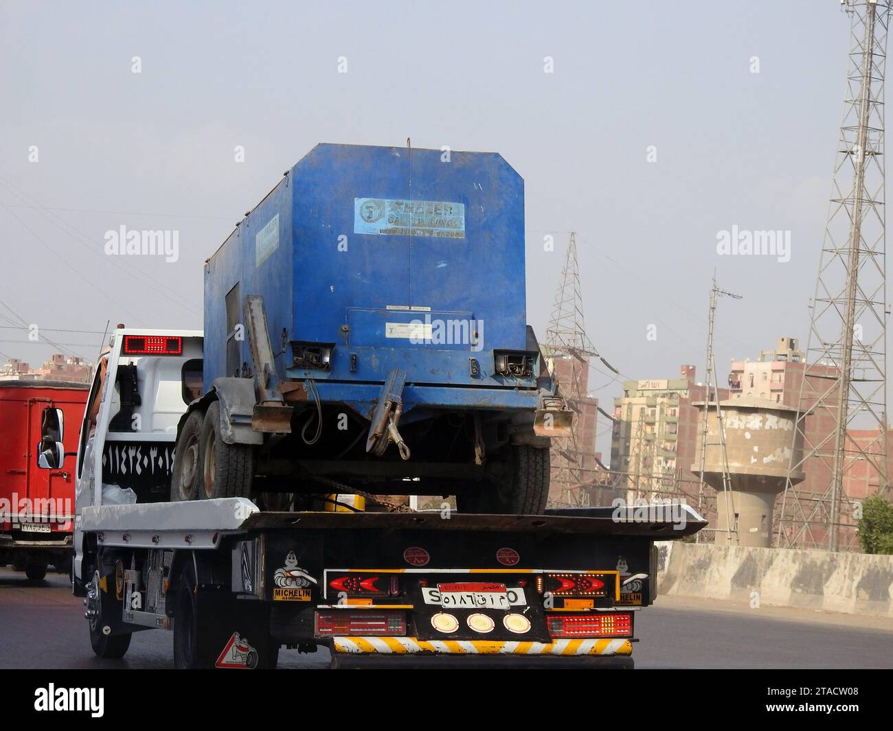 Gizeh, Ägypten, 5. Oktober 2023: Ein hydraulischer Tieflader, der Dieselgeneratoren bewegt, Dieselmotor mit einer elektrischen Gattung Stockfoto