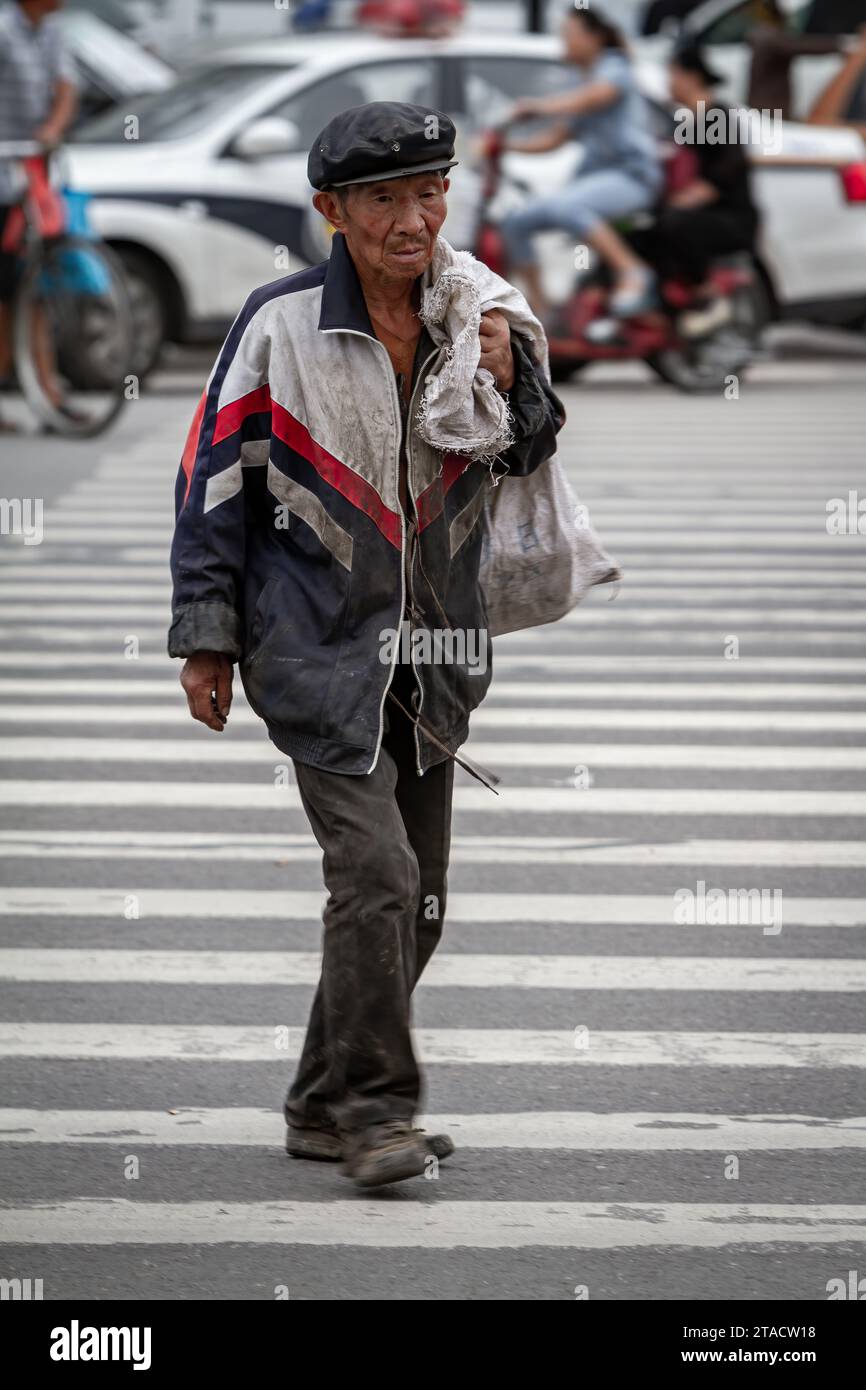 Ein Obdachloser in den Straßen von Xian China, 14. August 2014 Stockfoto