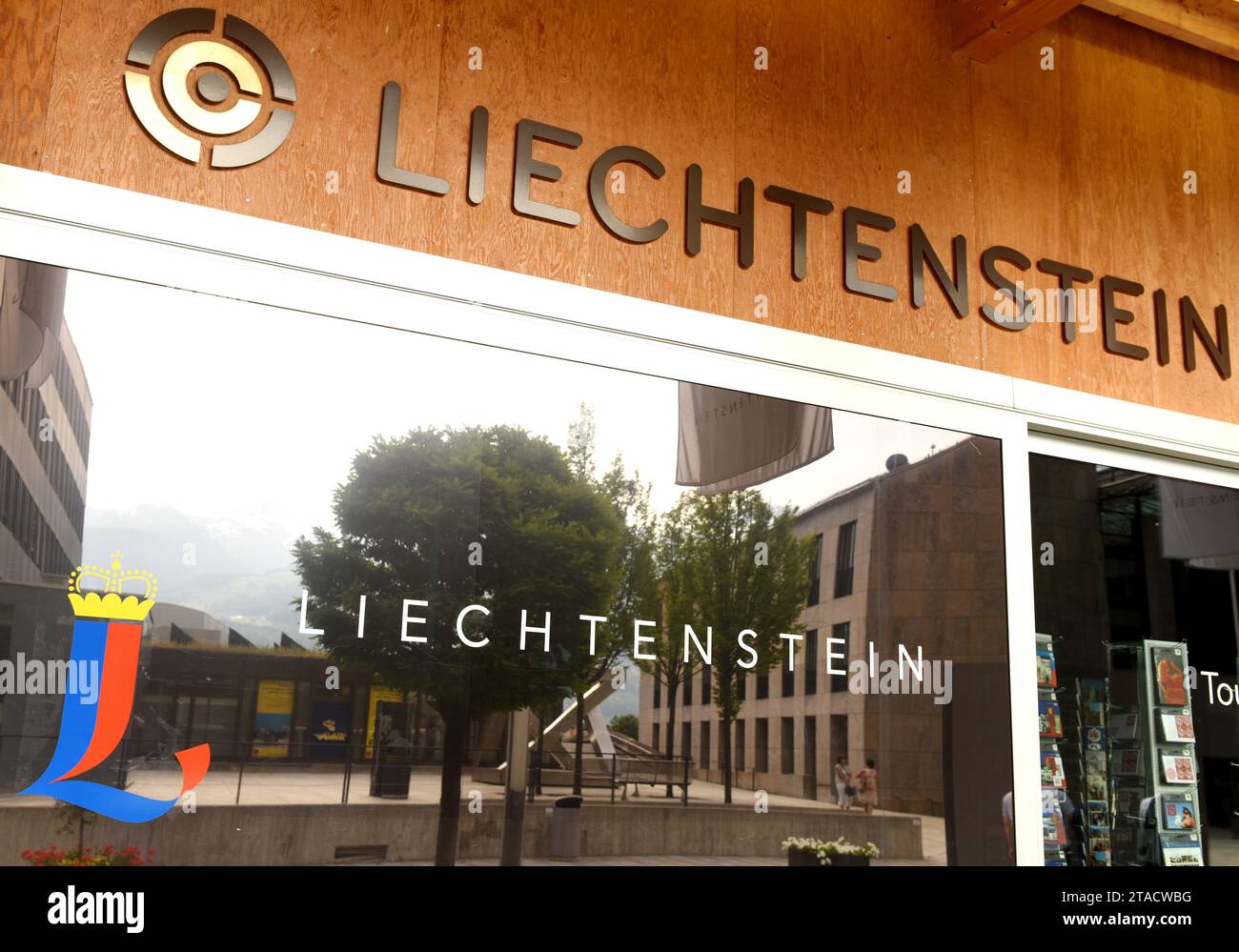 Vaduz, Liechtenstein - 02. Juni 2017: Die Inschrift Liechtenstein und Wappen Liechtensteins im Tourismuszentrum-Gebäude in Vaduz. Stockfoto