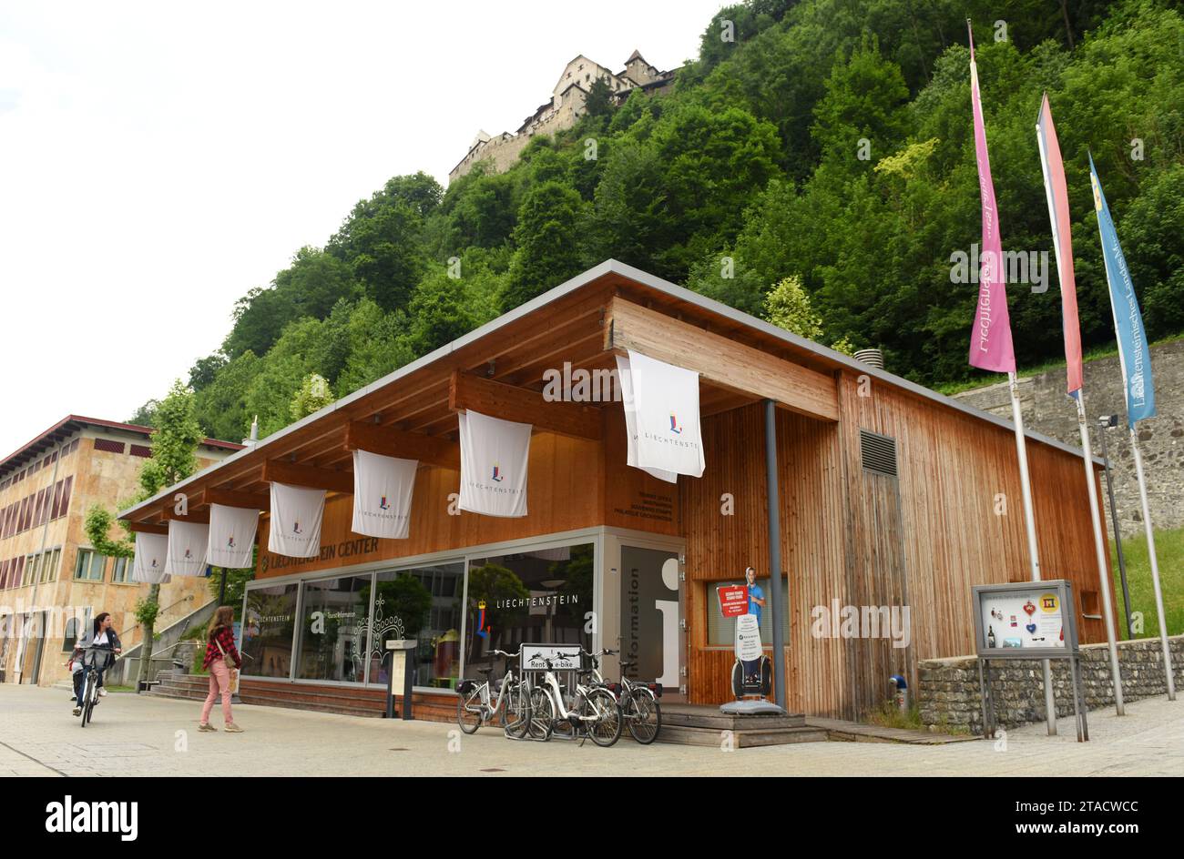Vaduz, Liechtenstein - 2. Juni 2017: Blick auf das Gebäude des Tourismuszentrums in Vaduz, Liechtenstein. Stockfoto