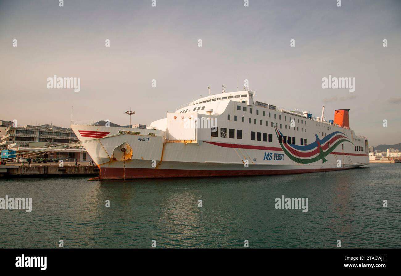 Ms Ferry's New Star, 9. November 2023: Das Schiff der MS Ferry New Star wird am Busan Port in Busan gesehen, etwa 420 km (261 Meilen) südöstlich von Seoul, Südkorea. Die New Star war zwischen Busan und Jeju geflogen, bevor ihre Fahrt im Dezember 2022 gestoppt wurde, weil das Alter der Küstenfähre, die in Südkorea 25 Jahre alt ist, eingeschränkt war. Quelle: Lee Jae-won/AFLO/Alamy Live News Stockfoto