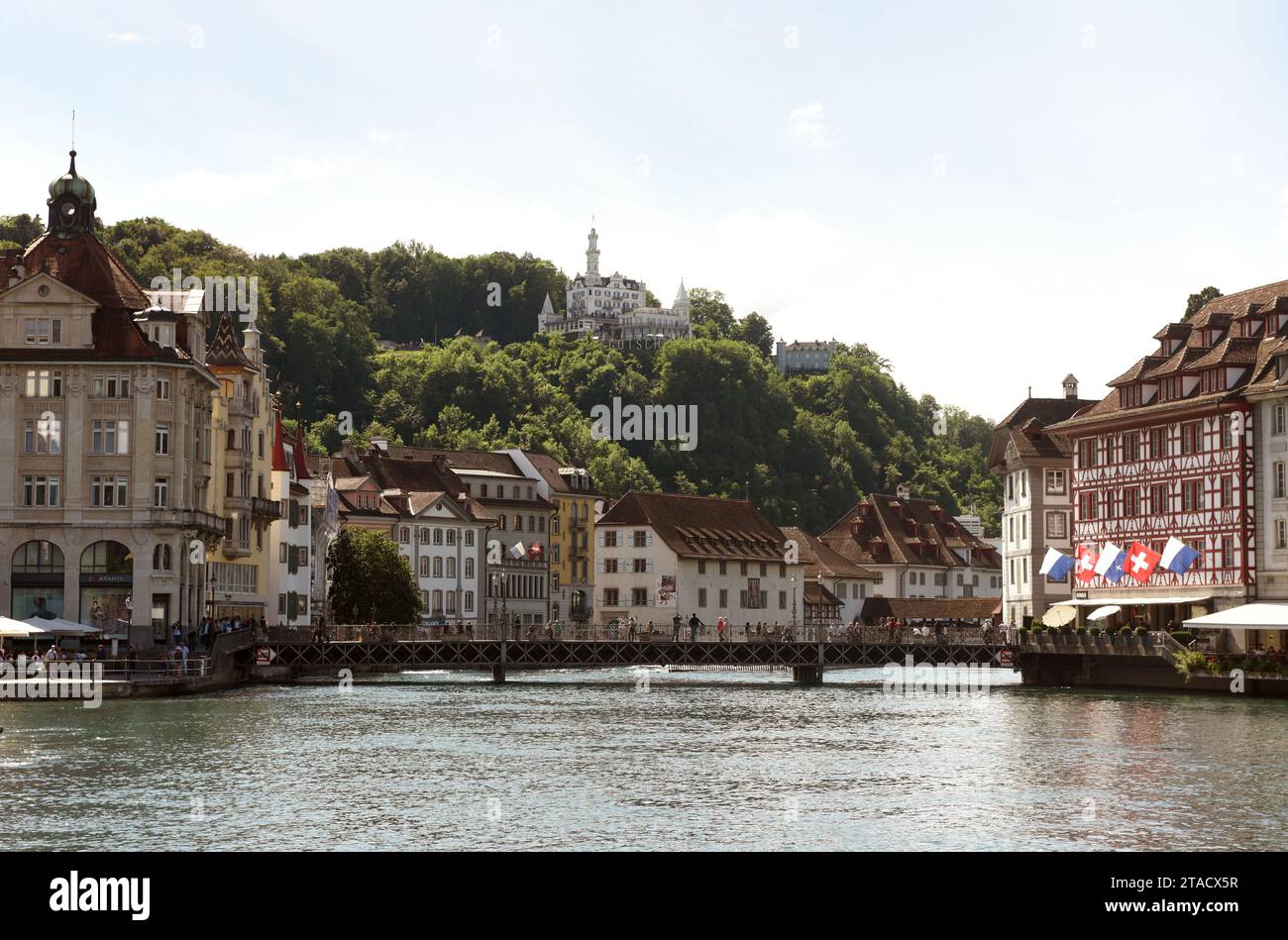 Luzern, Schweiz - 04. Juni 2017: Luzerner Stadtbild mit Schloss Gutsch am Fluss Reuss, Schweiz Stockfoto